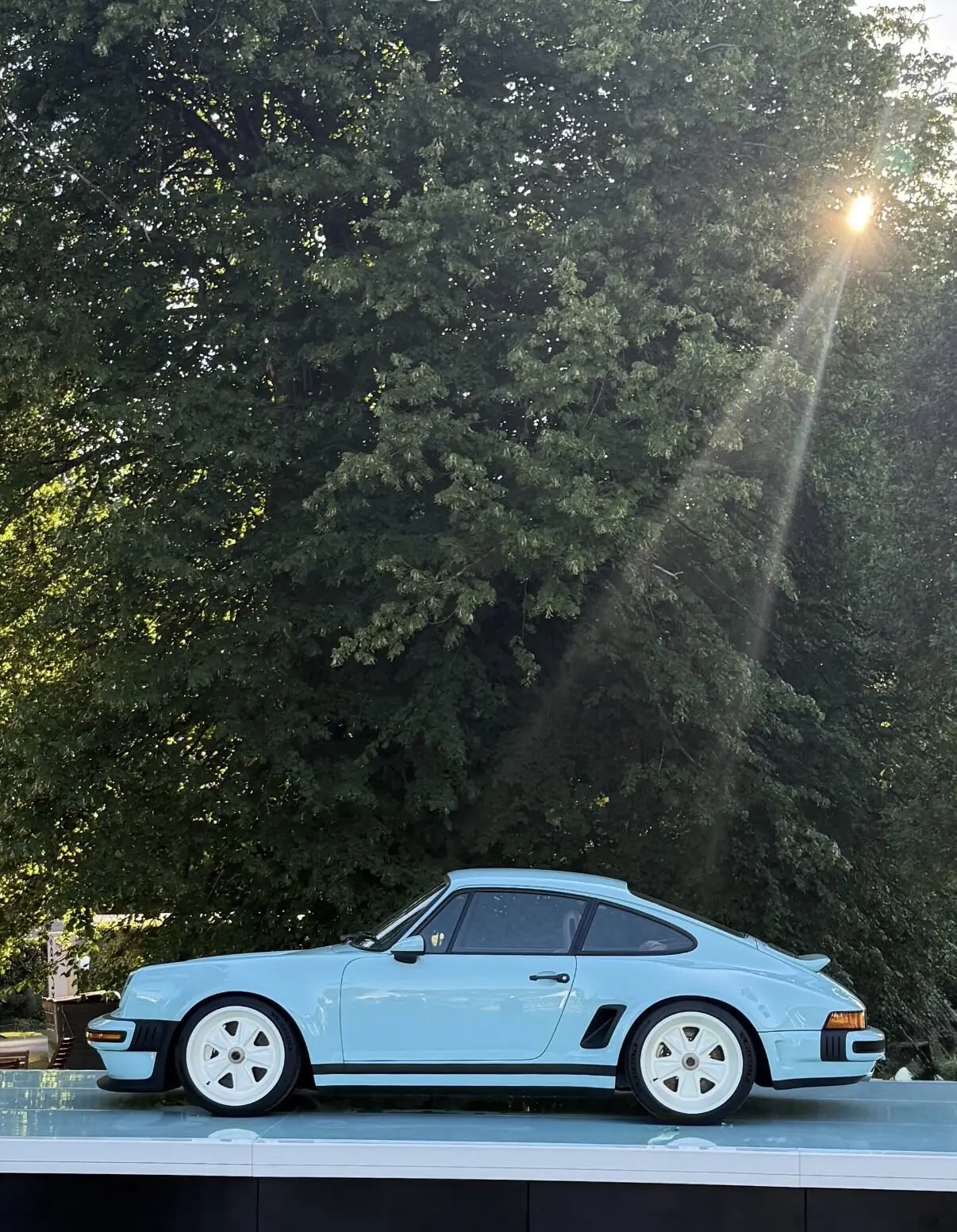 蒂芙尼色的保时捷singer carrera coupe