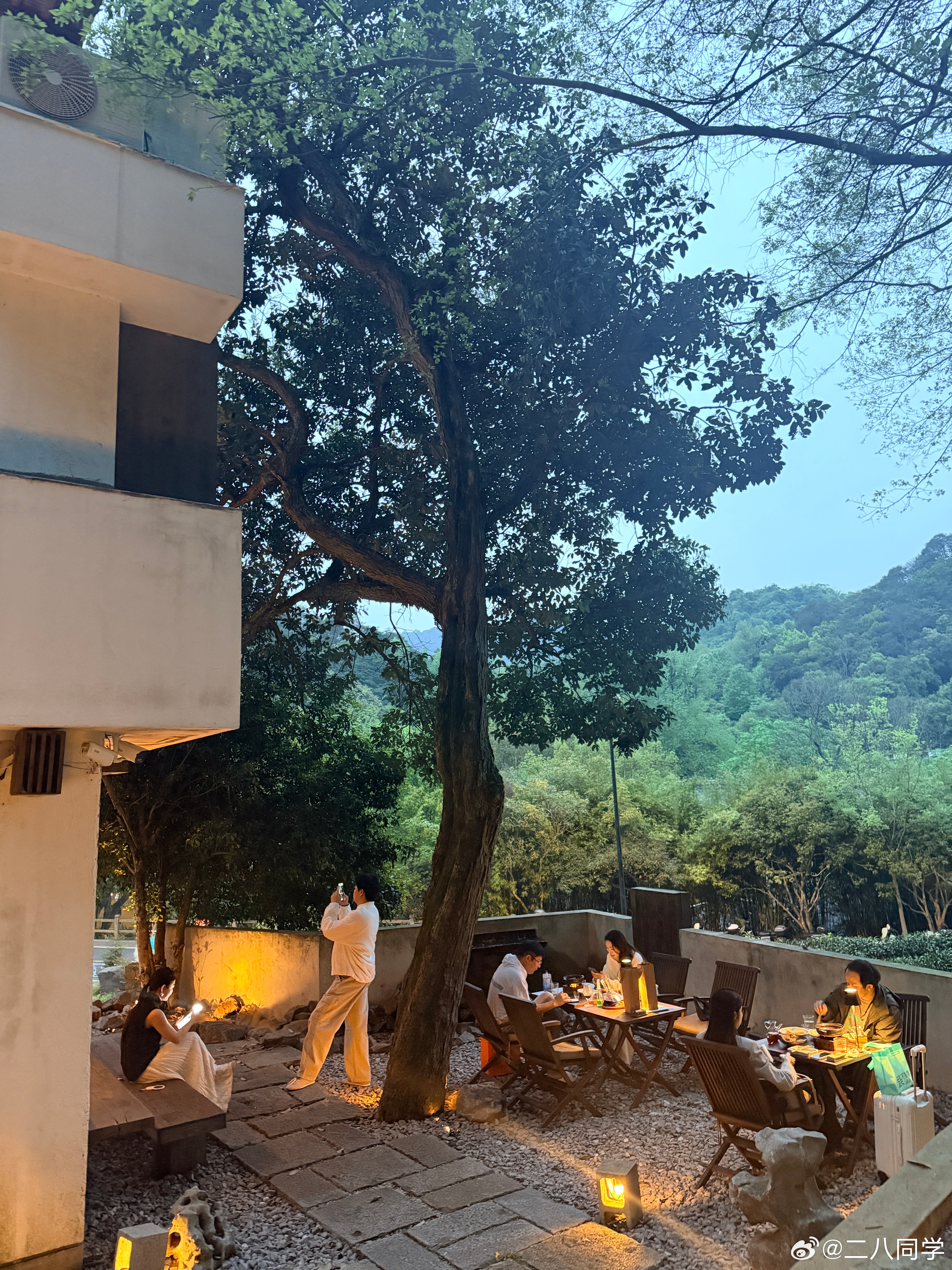 来杭州玩，一女网红请我上西湖边上吃的晚饭挺夯的（饭确实好吃，漂亮小姐姐确实多） 