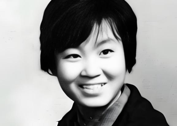 1974年，21岁的上海女知青，晚上突然想上厕所，本想叫上室友一同前往，奈何室友