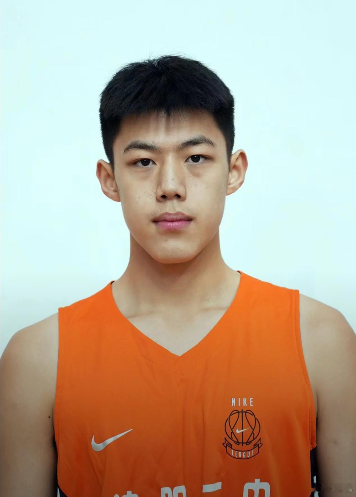 不er….？哪里来的少侠，19岁195cm的后卫一节11分，持球稳健、结合球投射