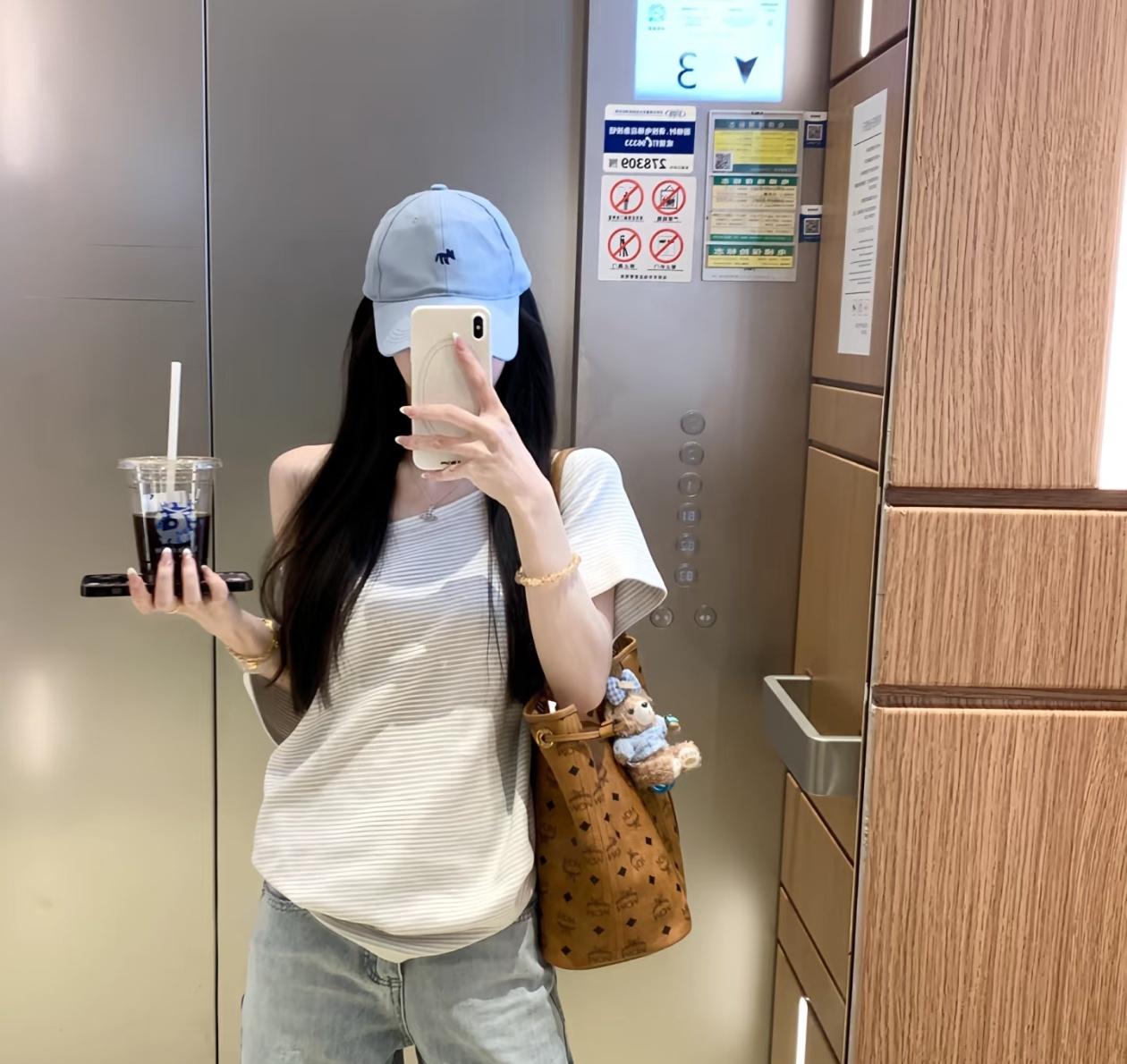 我家闺女22，大三。
上周回家神情怪怪的，坐在沙发上默不作声让我心里直发毛。  