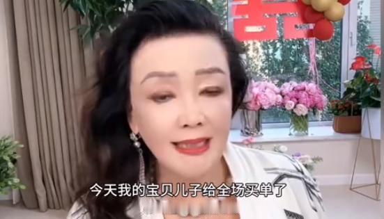 张兰改口称小梅是美媳妇汪小菲和小梅结婚之后非常恩爱，小梅回就感谢大家的祝福，都有