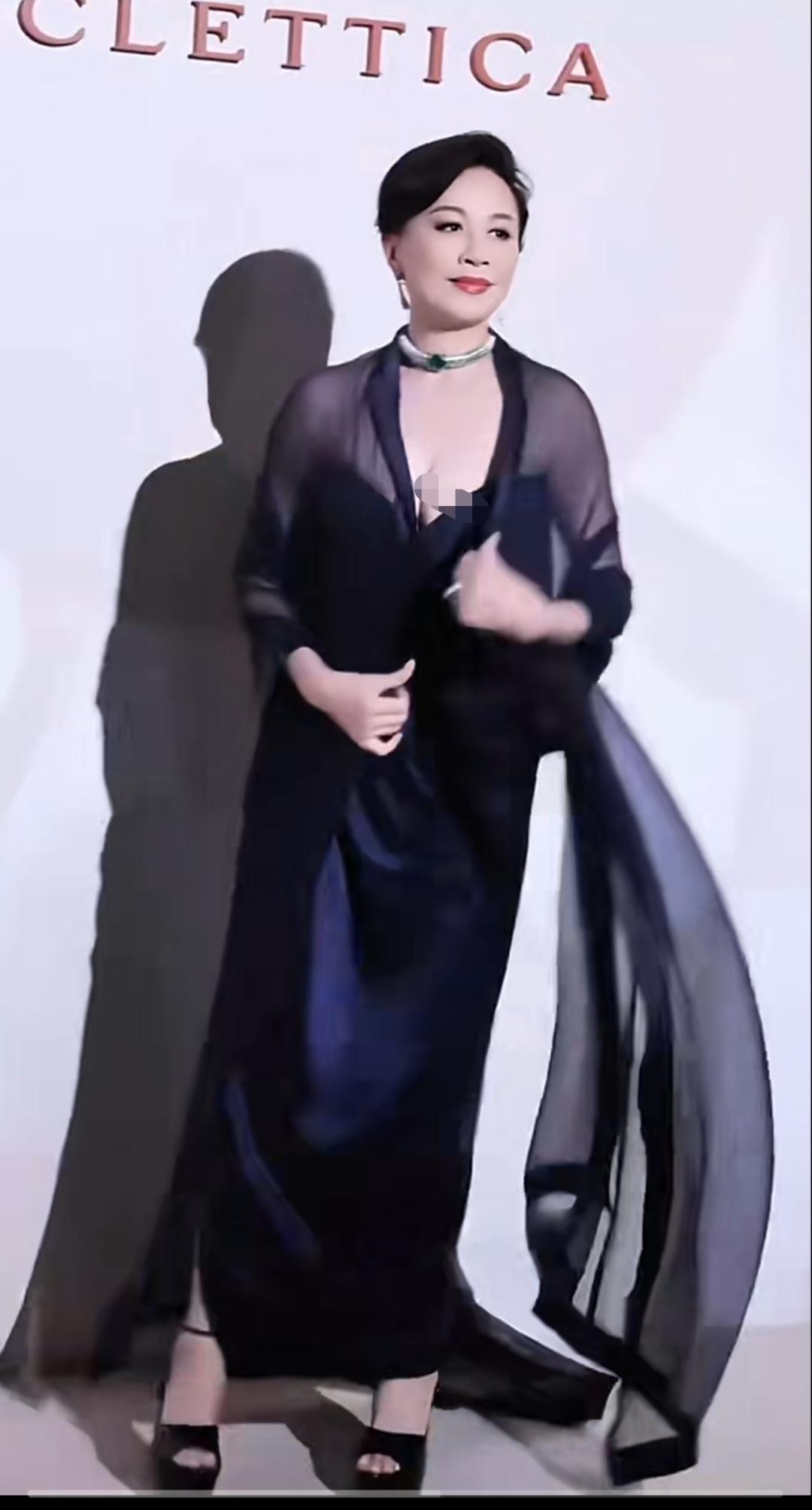 里刘嘉玲出席活动，一件低胸藏青色礼服，搭配同色纱织披肩，妩媚性感！没想到已经是6
