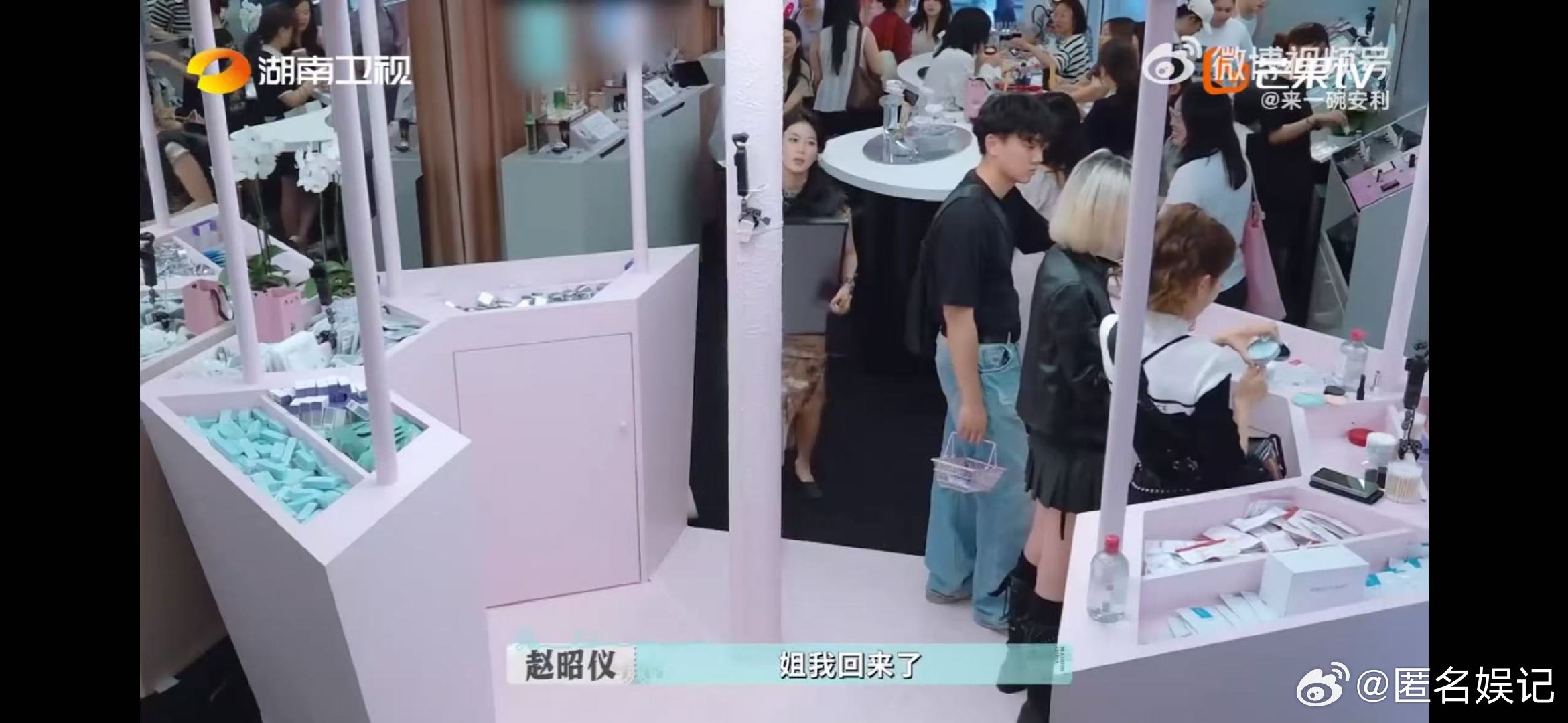 赵昭仪真行走的人形广告牌赵昭仪真行走的人形广告牌！快闪活动后挂两块背包屏，大大咧