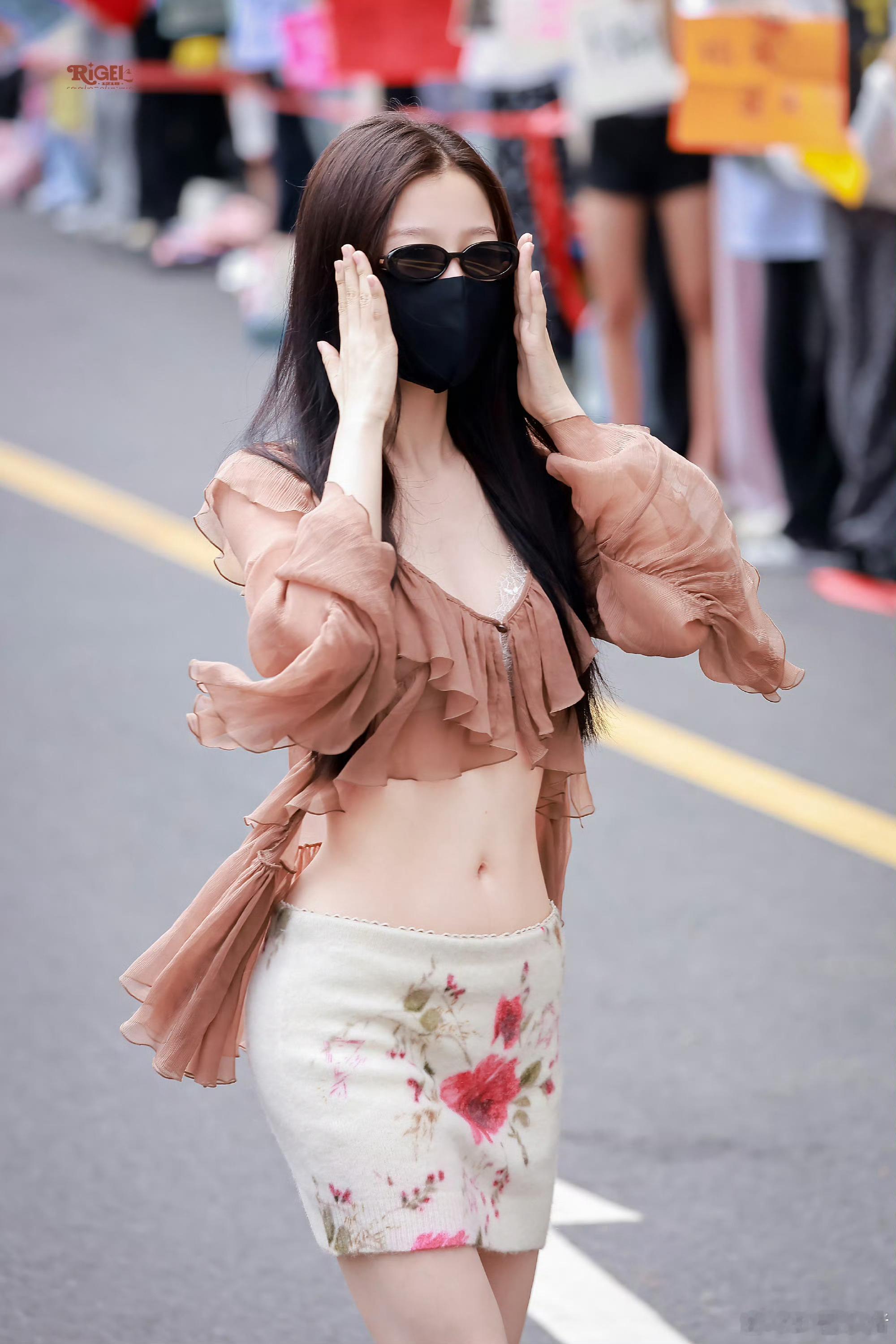 虞书欣上班路透，我去这套好辣！身材好好