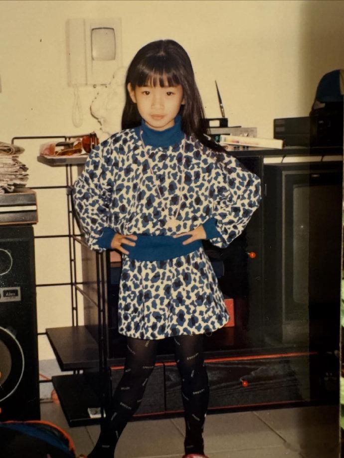 林依晨生日晒童年照林依晨晒童年照庆祝生日 林依晨忙到生日过了才分享动态，童年芭蕾