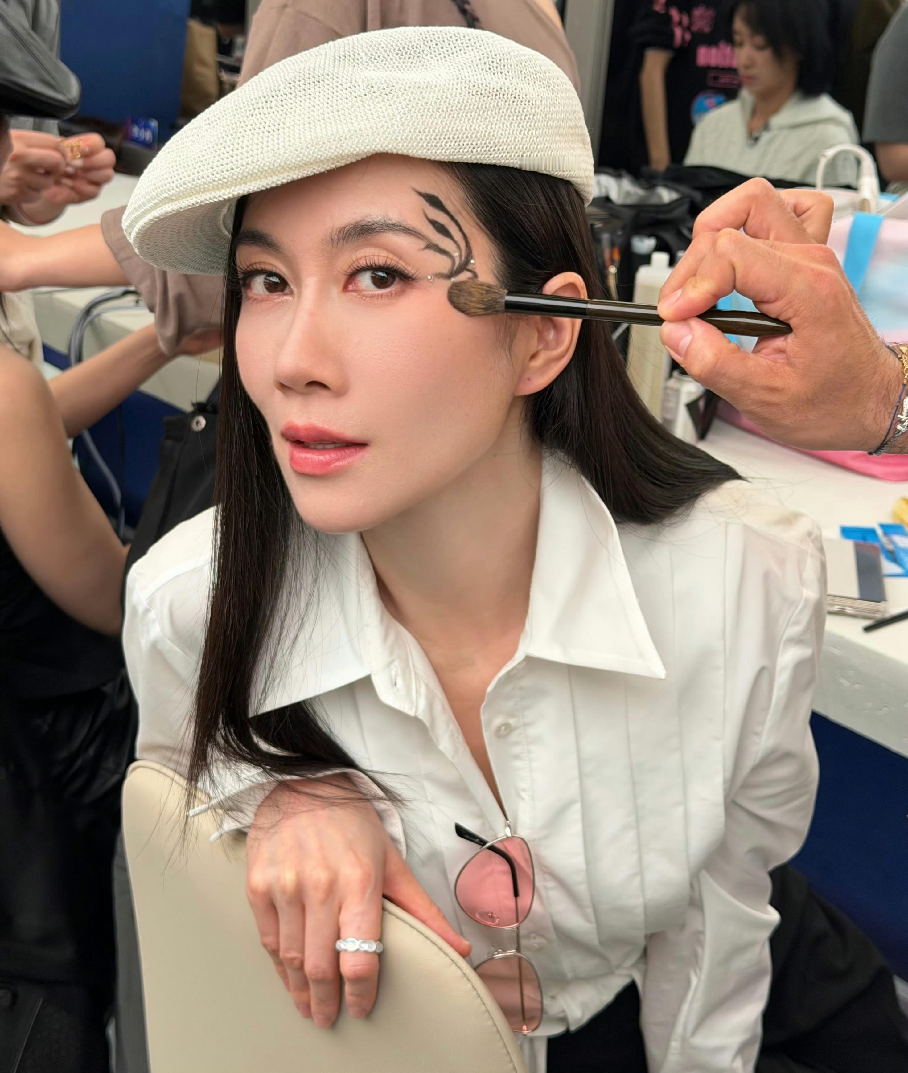 姐姐们别练舞了，改练眉吧！温峥嵘这眉毛简直是行走的“人体纹身机”，萧蔷低头一看当