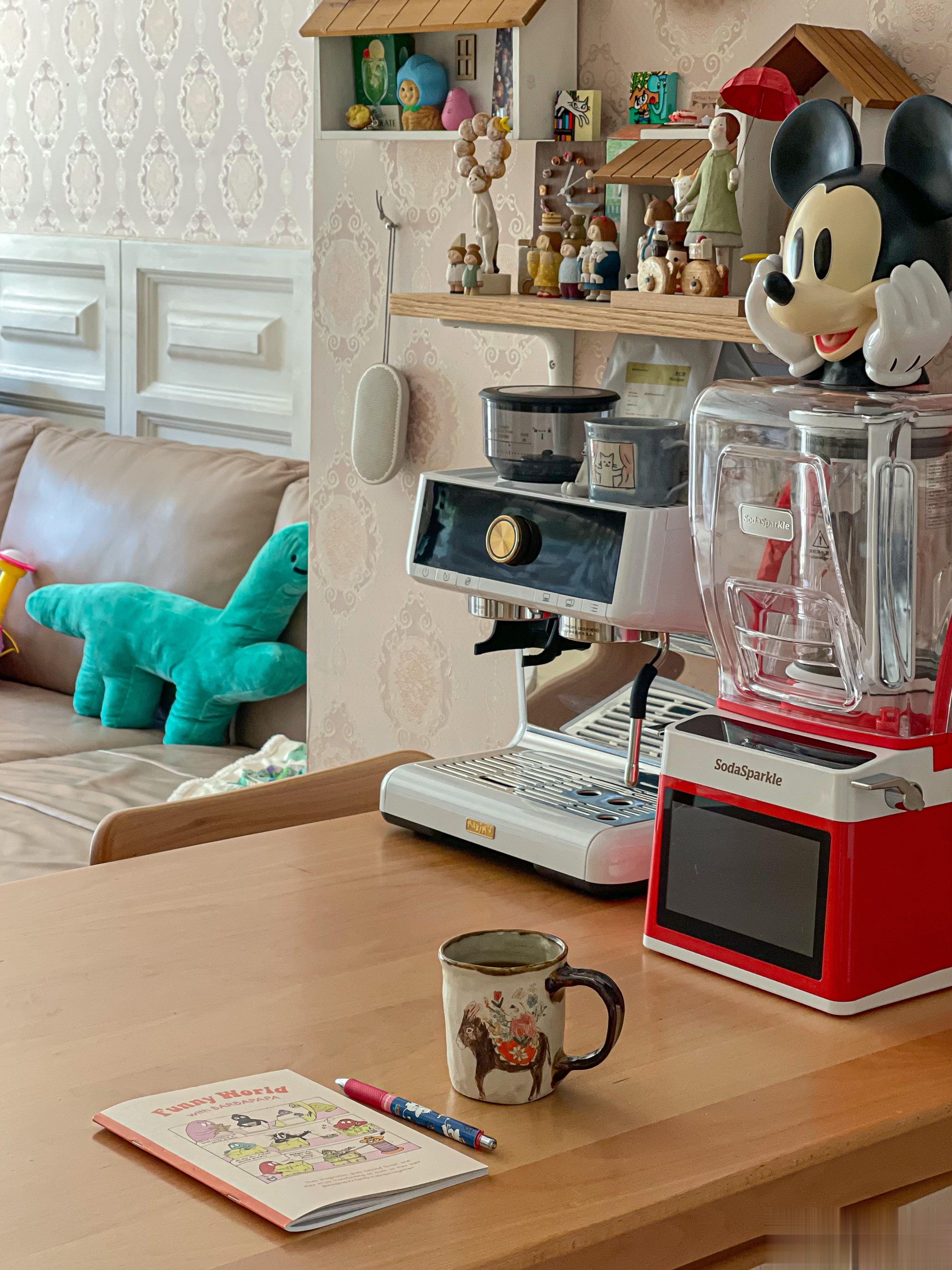 [微风][微风][微风]打扫完屋子，乔乔洗干净的床品铺好。出门办事，吃一个抹茶冰