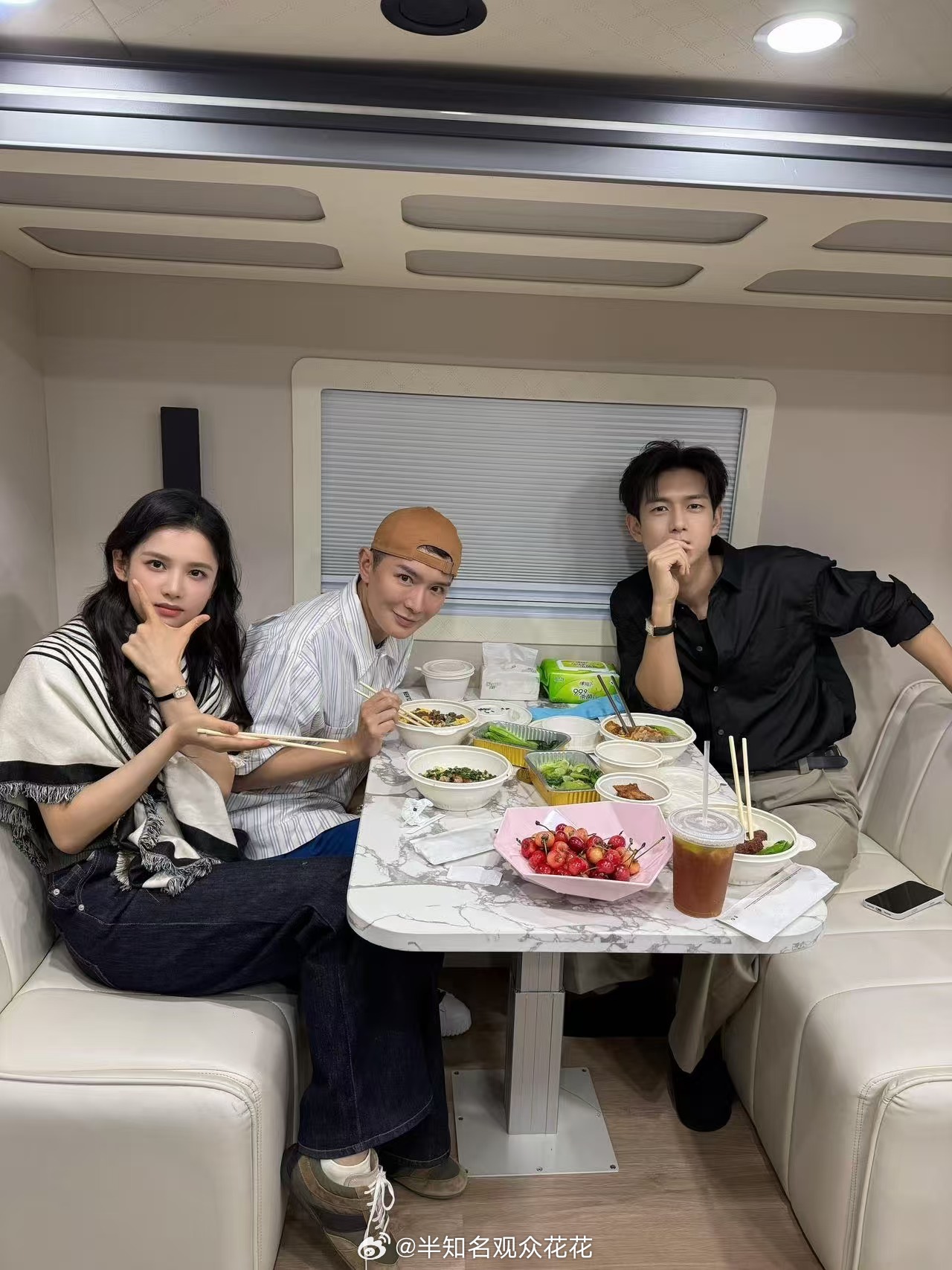 刘冲去探班李现张婧仪了刘冲李现张婧仪合影刘冲去探班李现张婧仪了