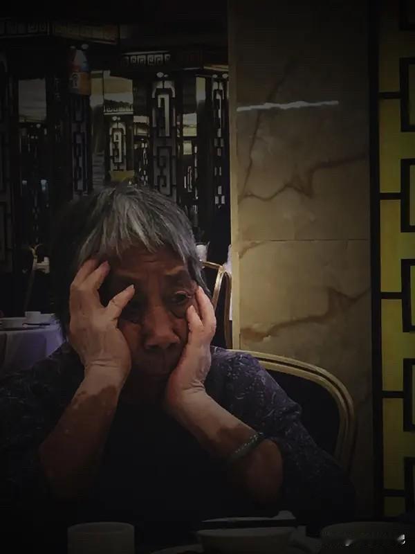 老妈把我姐气的一夜没睡，真是没办法，很多人只会站在道德的制高点去看别人的事情，这