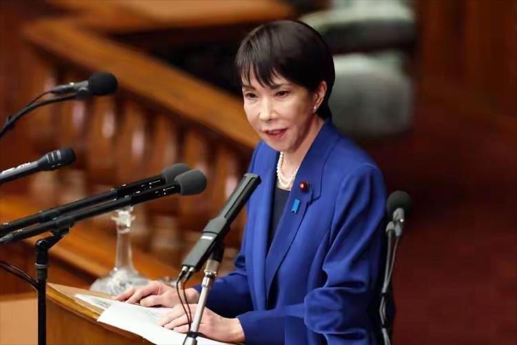 日本这波操作，真让人看笑了。高市早苗在那边死鸭子嘴硬，坚决不认错，转头却拼命往咱
