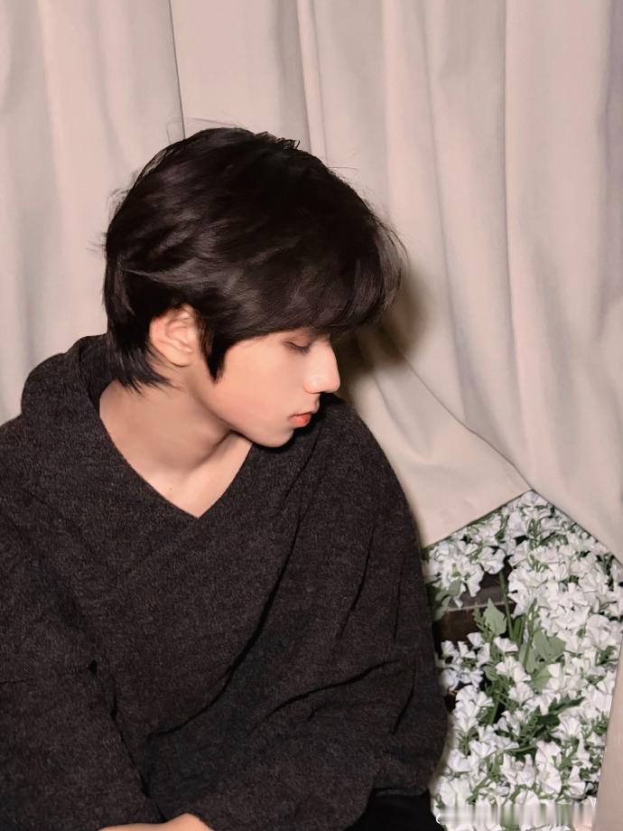 王橹杰花自会诉说心声 王橹杰花自会诉说心声九宫格  王橹杰与花的九宫格，花自会诉