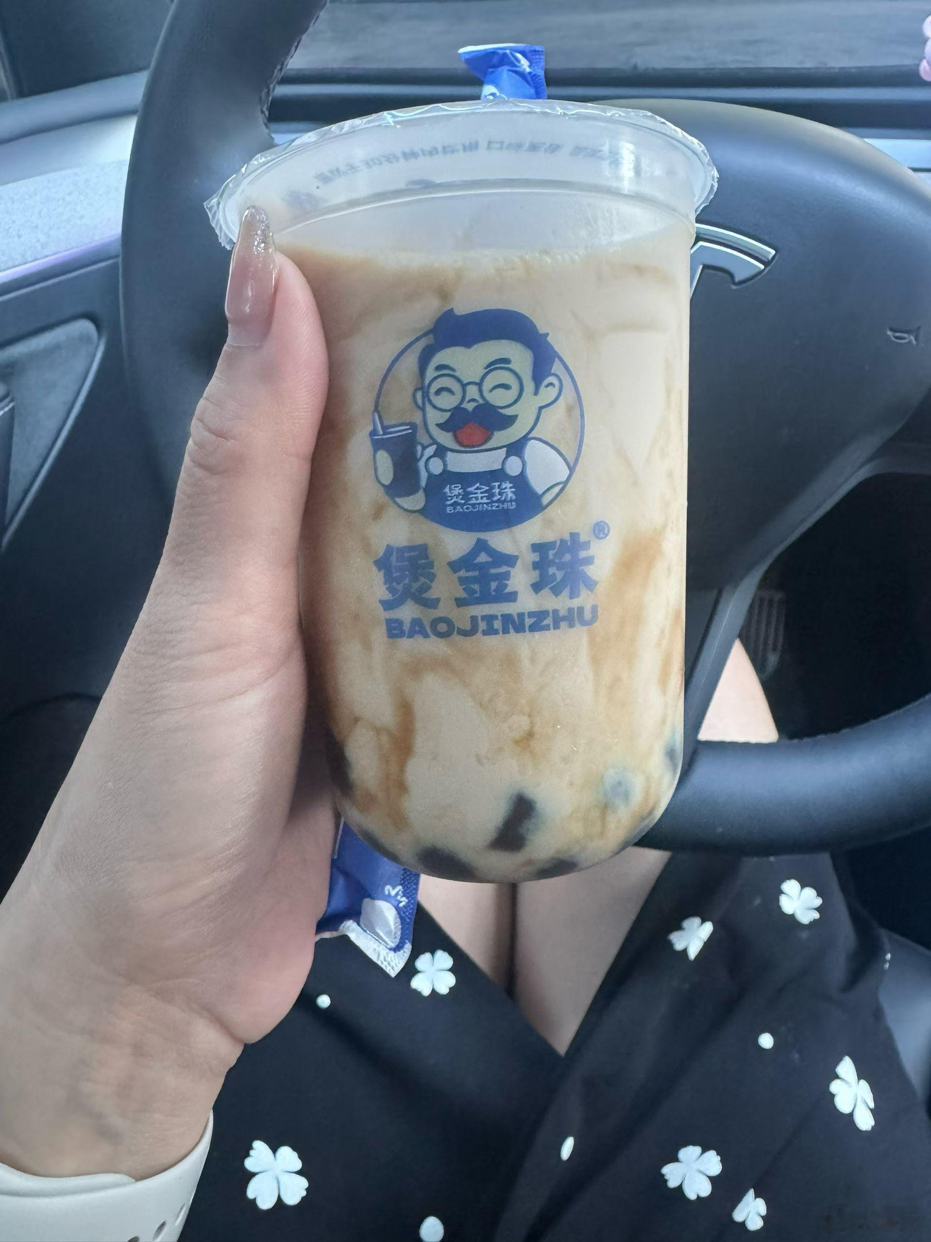 她冬天❄️的第一杯奶茶🥤 