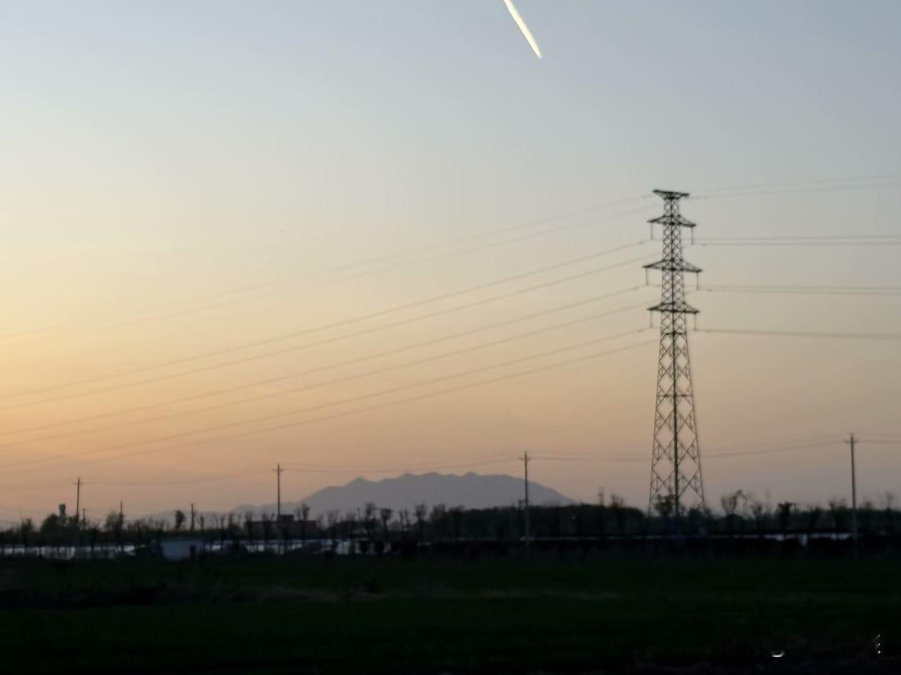 在高陵、三原、泾阳、港务区、临潼渭北等部分地区的西北方向，经常能看见这样一座形似