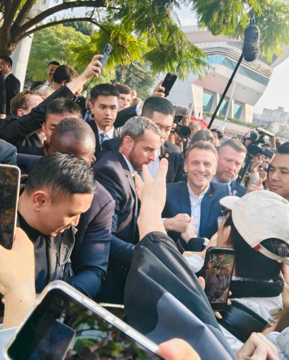 12月5日马克龙走进四川大学校园，和大学生握手根本握不过来呀！只能说四川大学的学