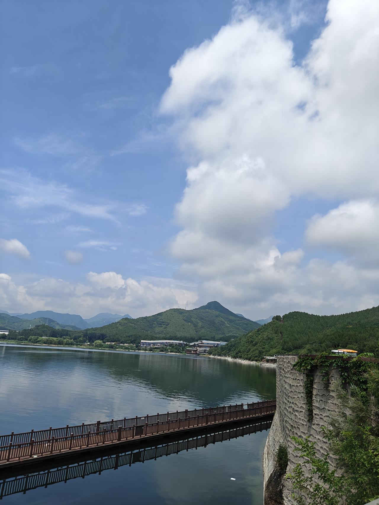 经过北京怀柔区的雁栖湖，原听一位大姐说这里风景优美，打算短暂停留。哪知景区正升级