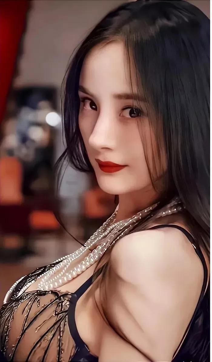 杨幂真的好猛！

她一年纳税竟然高达1550多万元！这在娱乐圈绝对属于TOP级！