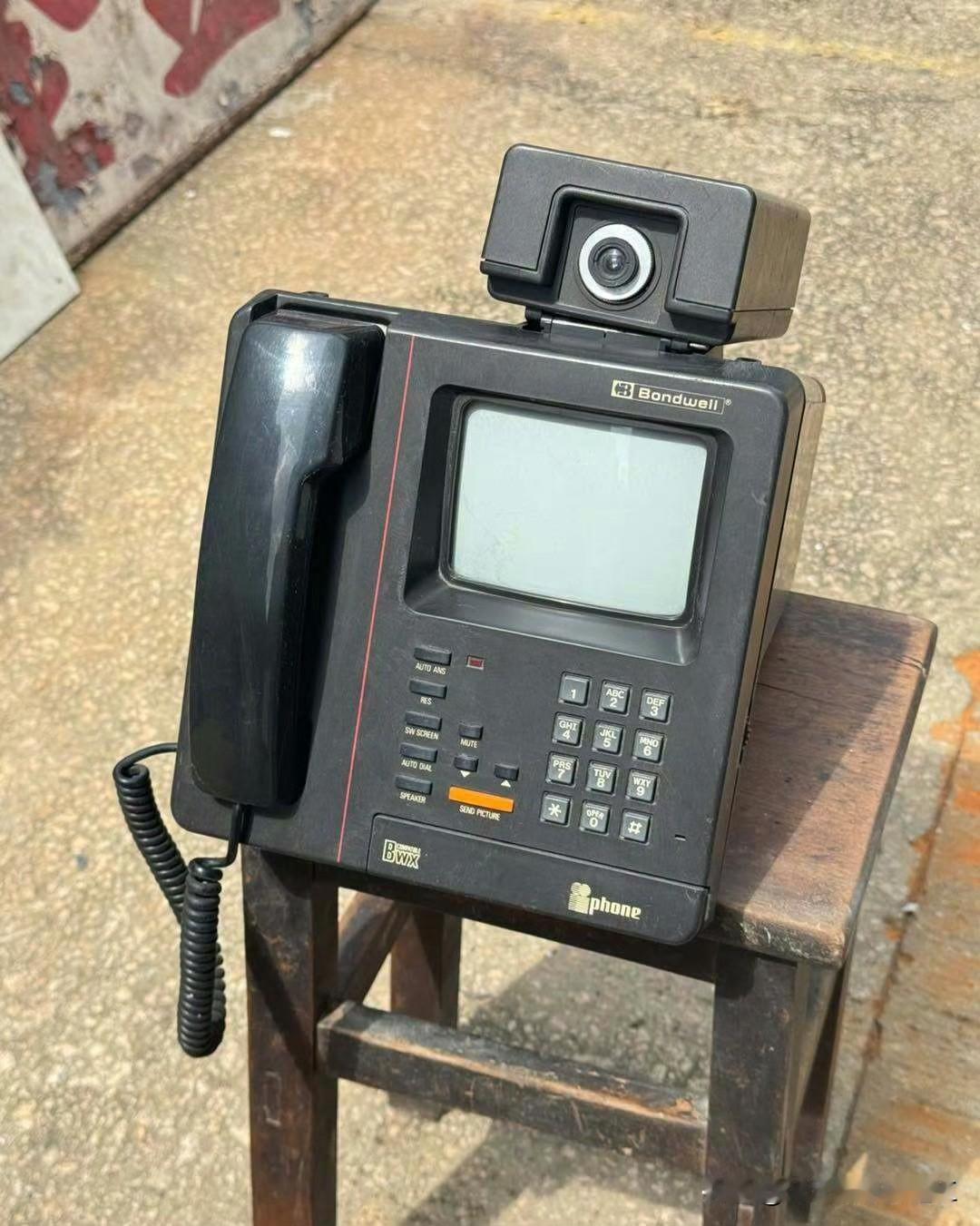 1987年的i-phone

这台是香港邦威 Bondwell i-phone，