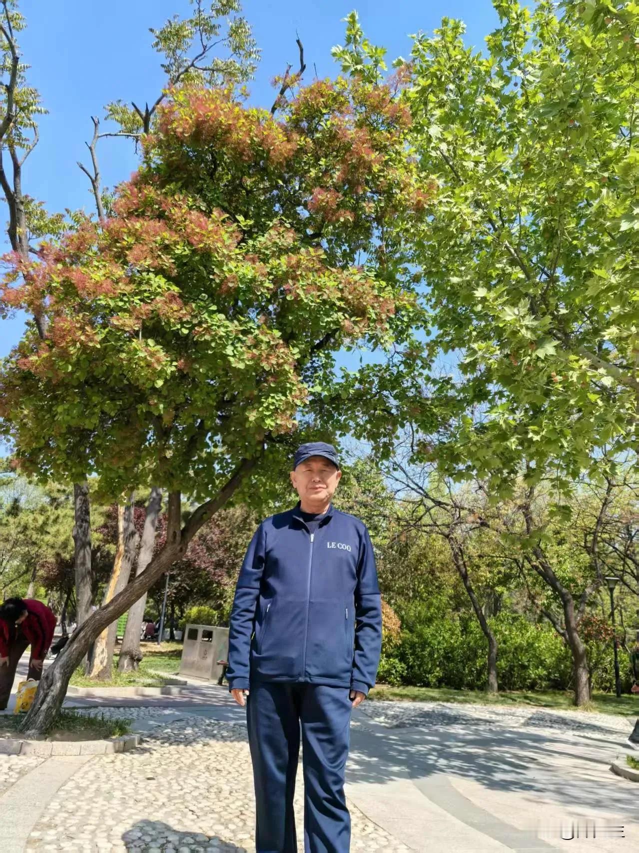 《七律·选择》
万仞山前何惧寒，千江月下总随缘。
若逢秋雨乘风去，且待春潮踏浪还