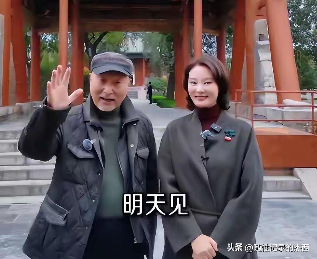 对着镜头打招呼的这个演员是喜剧大师陈佩斯，他老了不少，胡子都花白了，但整体状态不