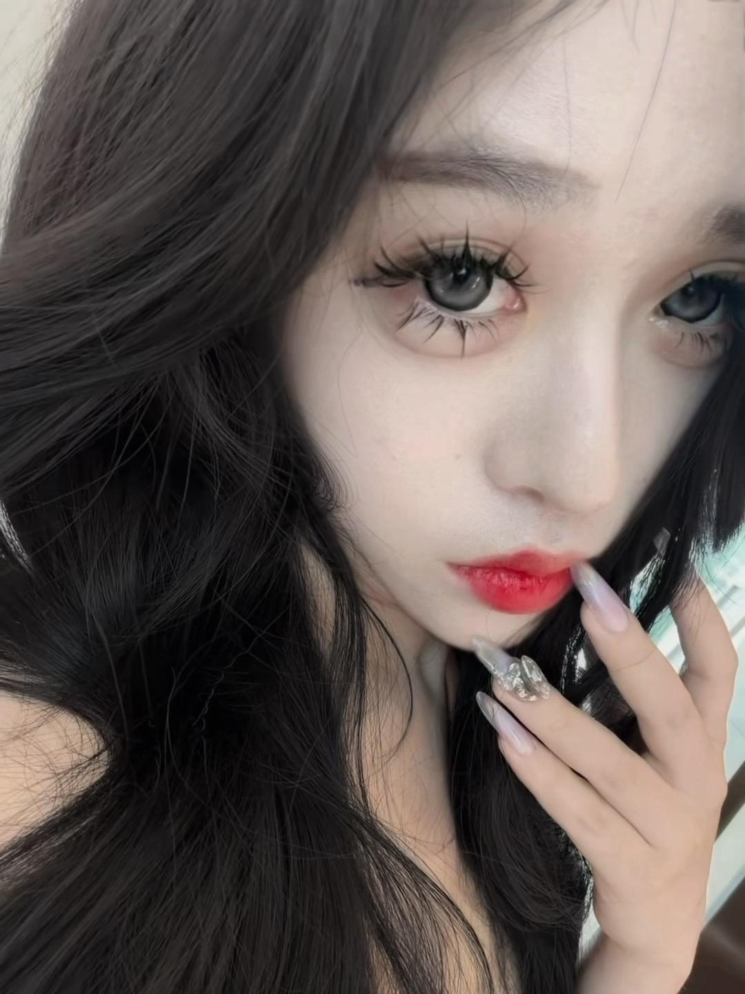 她的优雅，她的敏锐，那种混合了抑郁和坚定，谨慎和果敢的气质，那种天真无...