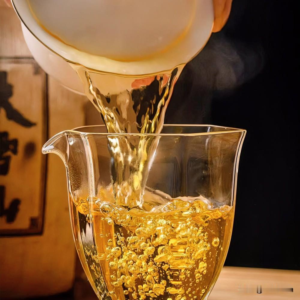 《茶道三味·七律体》
碧瓯烟袅映窗纱，茶静如禅意自遐。
初品犹含尘世苦，终回始觉