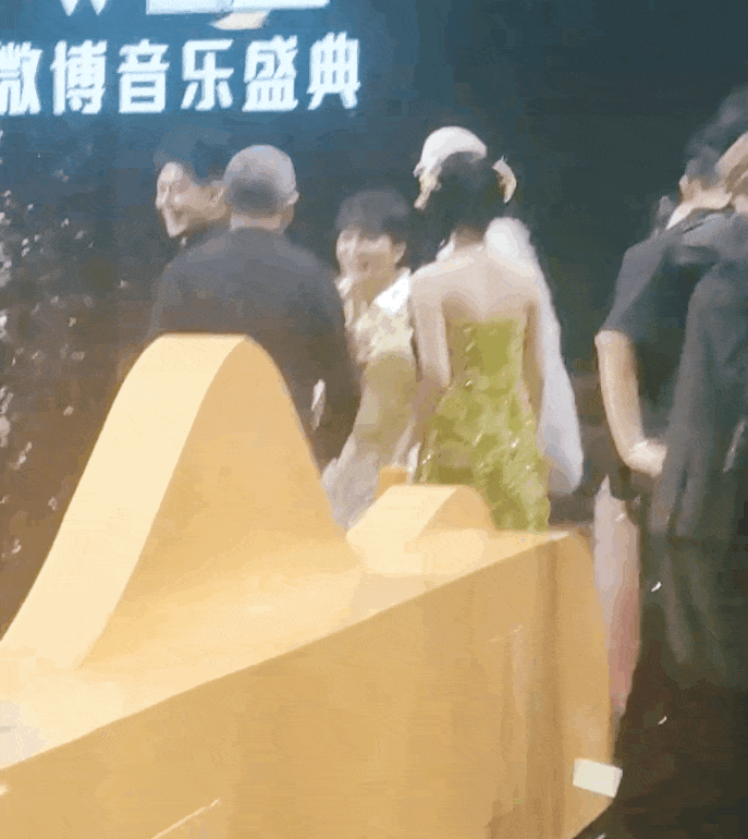 微博音乐盛典真是一个温暖的地方，大家都玩儿怪开心的，尤其是周深[允悲] ​​​