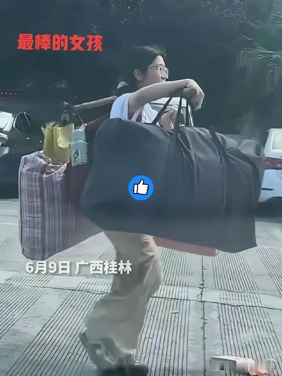 高考结束，当一群光鲜亮丽的妈妈穿旗袍在考场外面迎接他们的孩子时，广西桂林用扁担挑