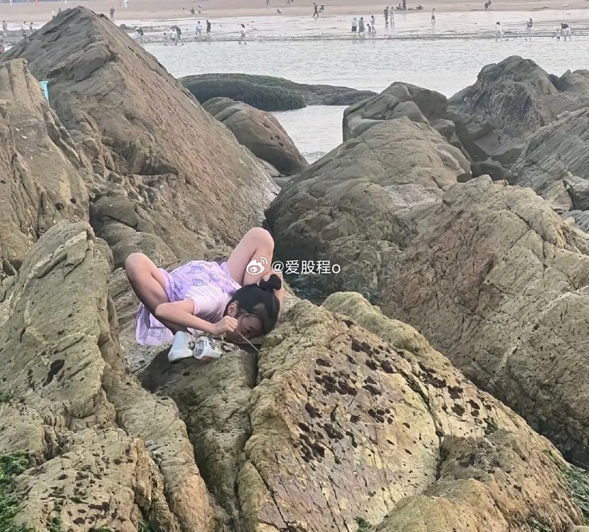日照海边退潮后的赶海 