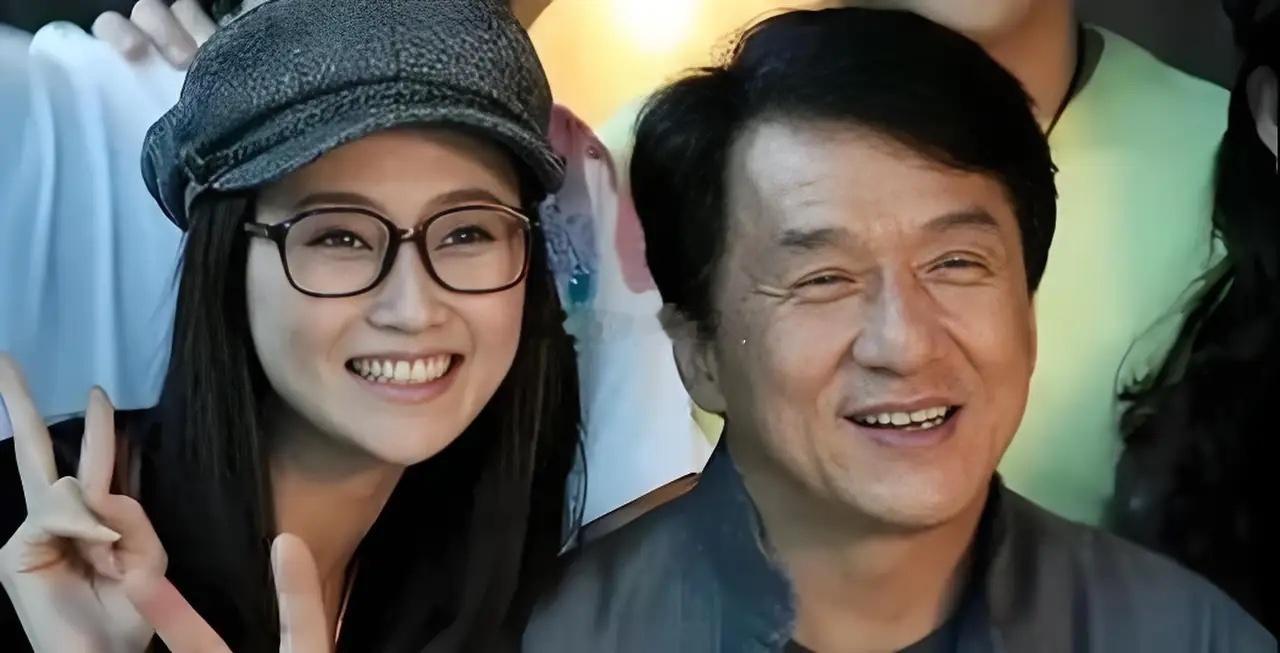 她被称为“龙女郎”，一场奥运会的闭幕式，让她成功被张艺谋和成龙选中，当时的她正准