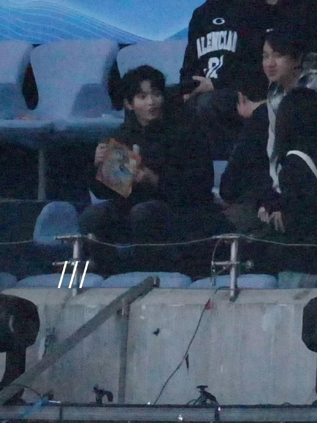 穆祉丞去看张杰演唱会了 鸟巢蓝色灯海里的干净少年，穆祉丞也太好看啦 