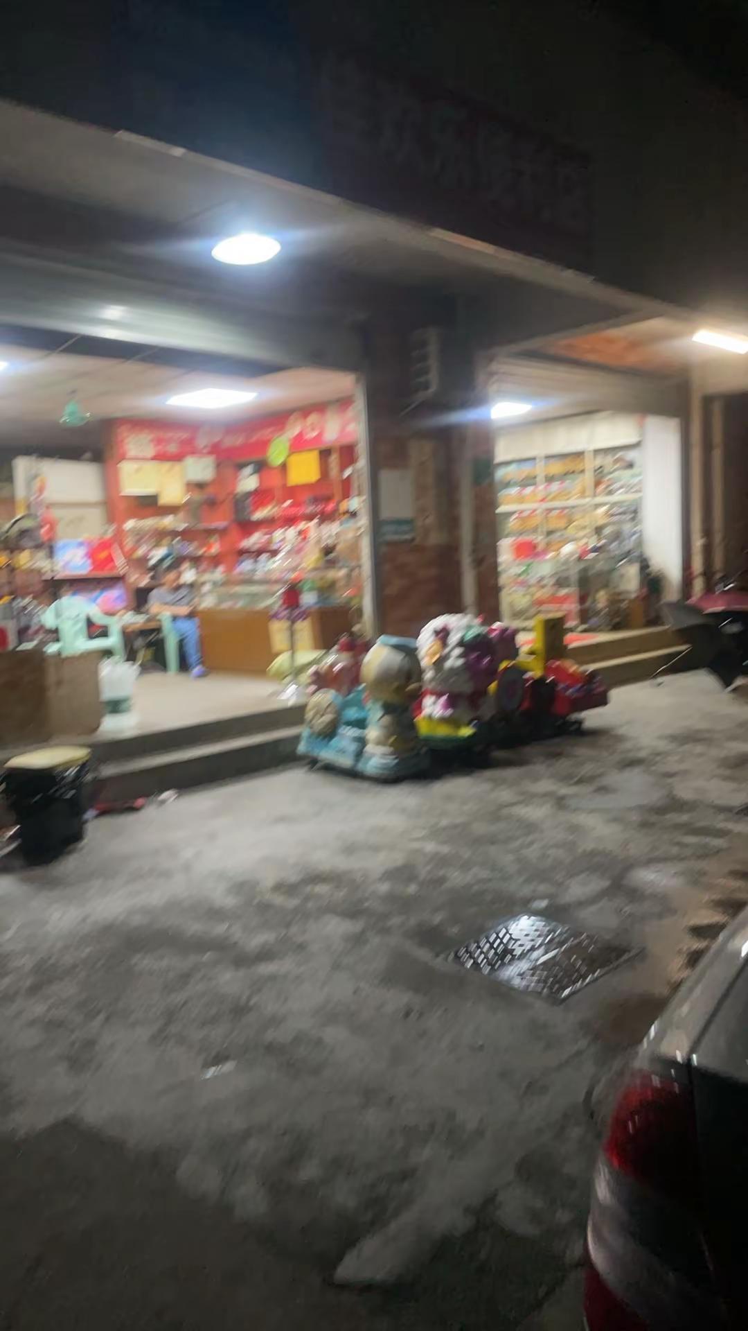 这个小区虽然小，但是还是什么都配套的还是不错的