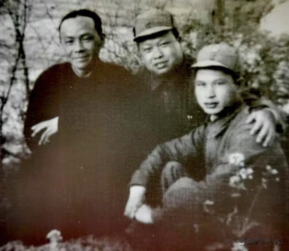 1941年重建新四军军部于盐城，左起刘炎、赖传珠、邓逸凡。其中，刘炎，湖南桃源人