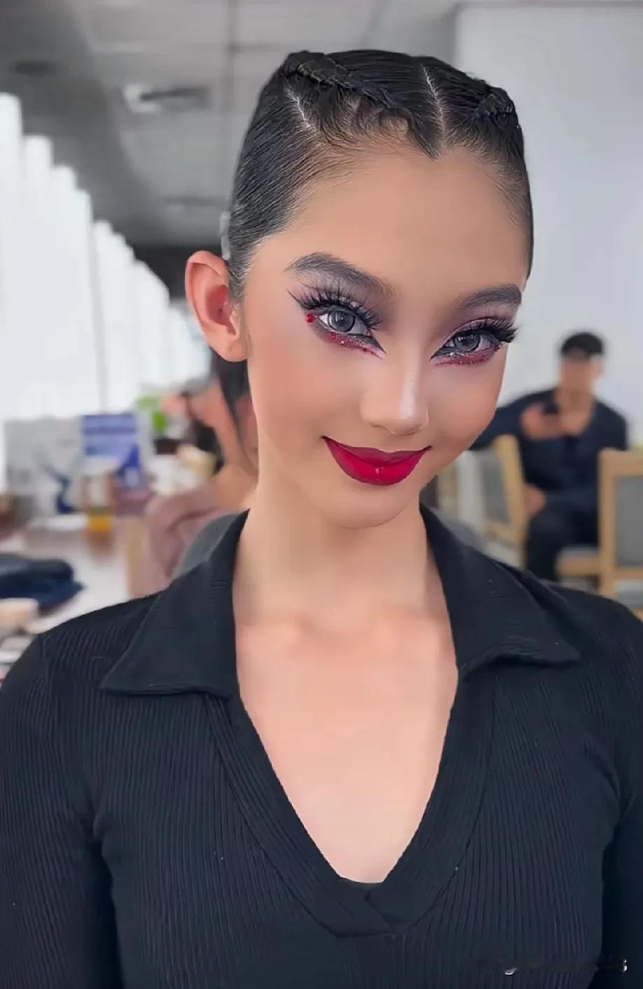 这妆容看着确实挺震撼的，但说真的，人本身就很好看。那个舞台妆嘛，看着有点疼人，眼
