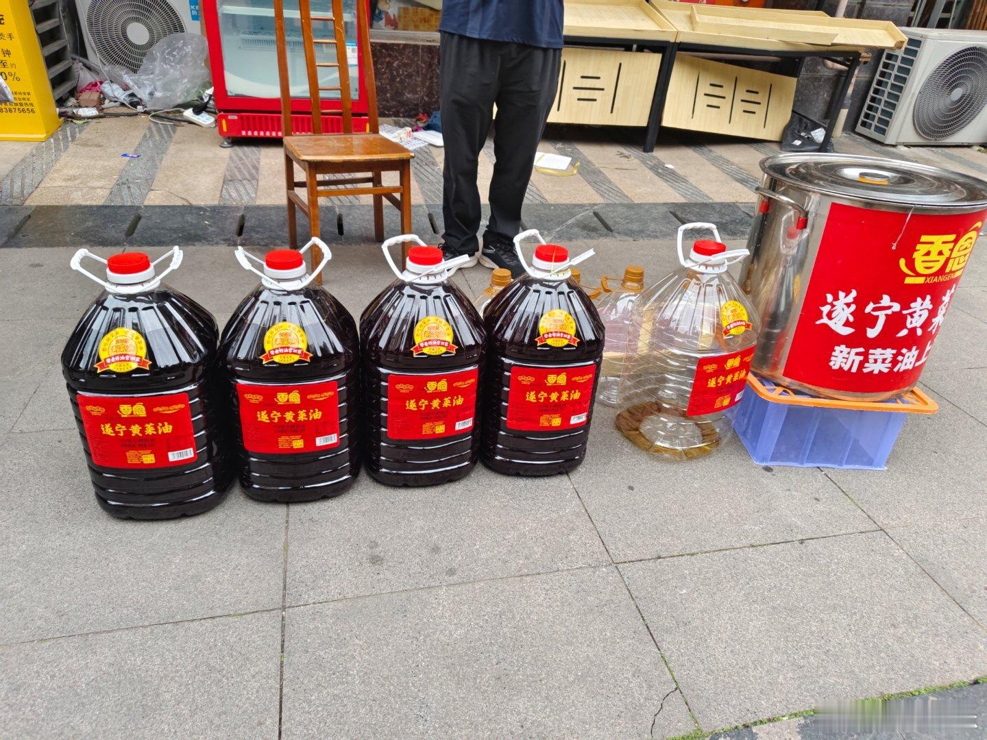 随处可见的明媚鲜艳，都在诉说春天的美好，连小龙虾也舍身凑热闹。我还没回去收油菜，