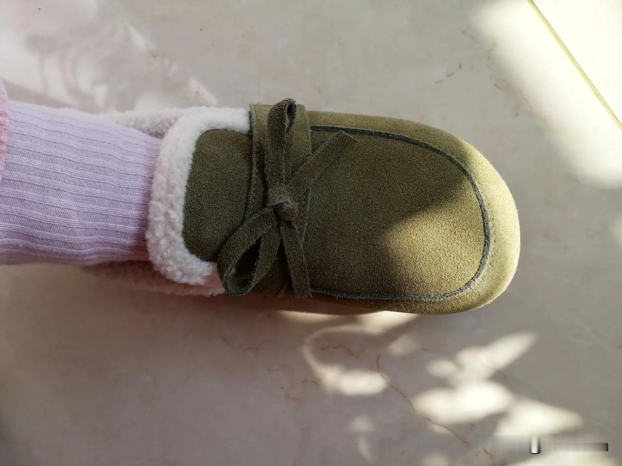 这豆豆鞋好看么，
刚穿上脚感很好，
可是，走起路来就不跟脚了，想留又不敢留。最终