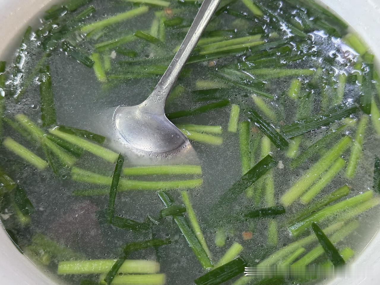 晒图笔记大赛晒今日美食—扁菜牛红汤。牛红滑嫩，扁菜鲜香，简单一碗暖汤，汤清味鲜，