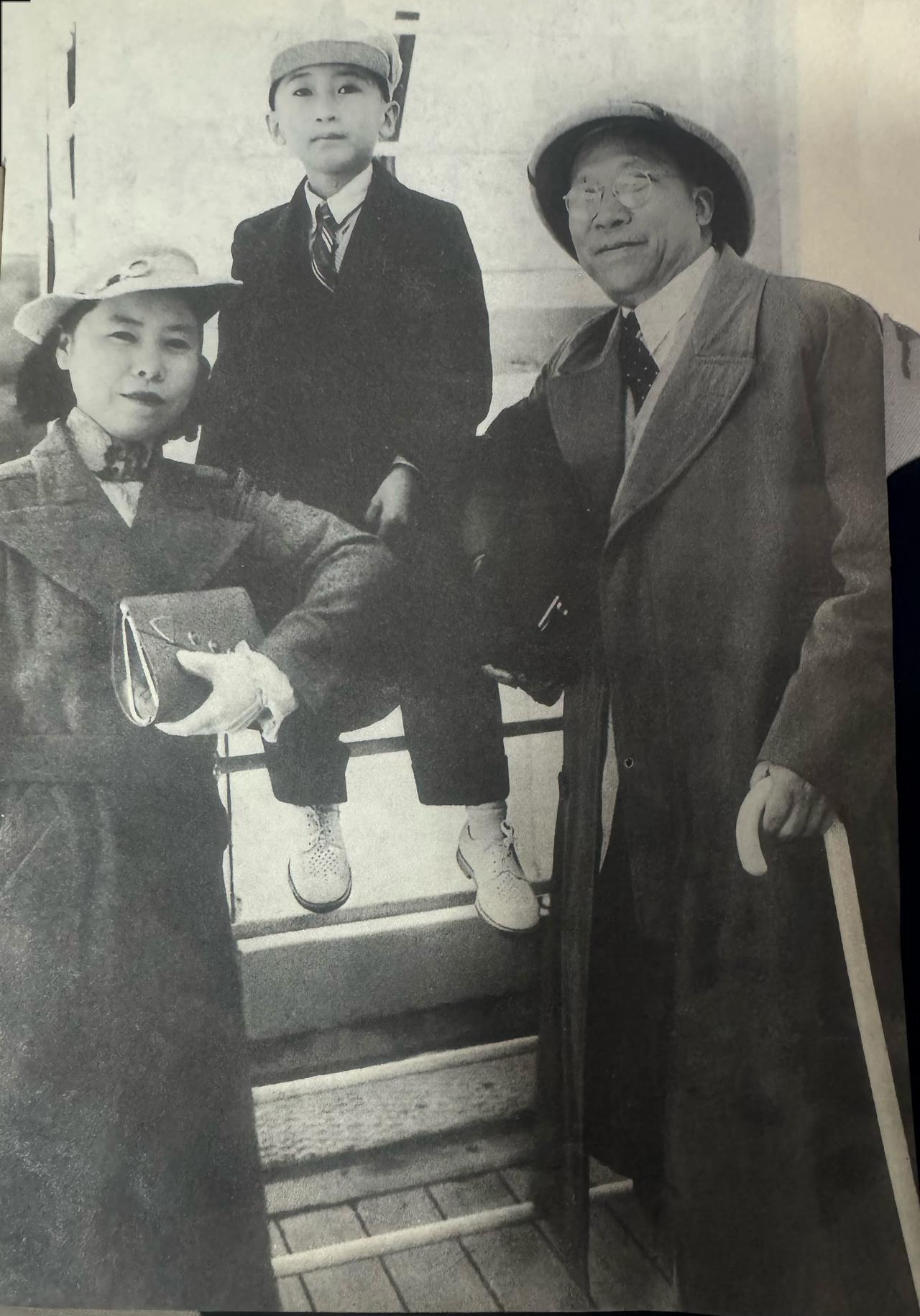 下图是杨虎城将军和夫人谢葆真、次子杨拯中的一张合影，照片被拍摄时间是1937年，