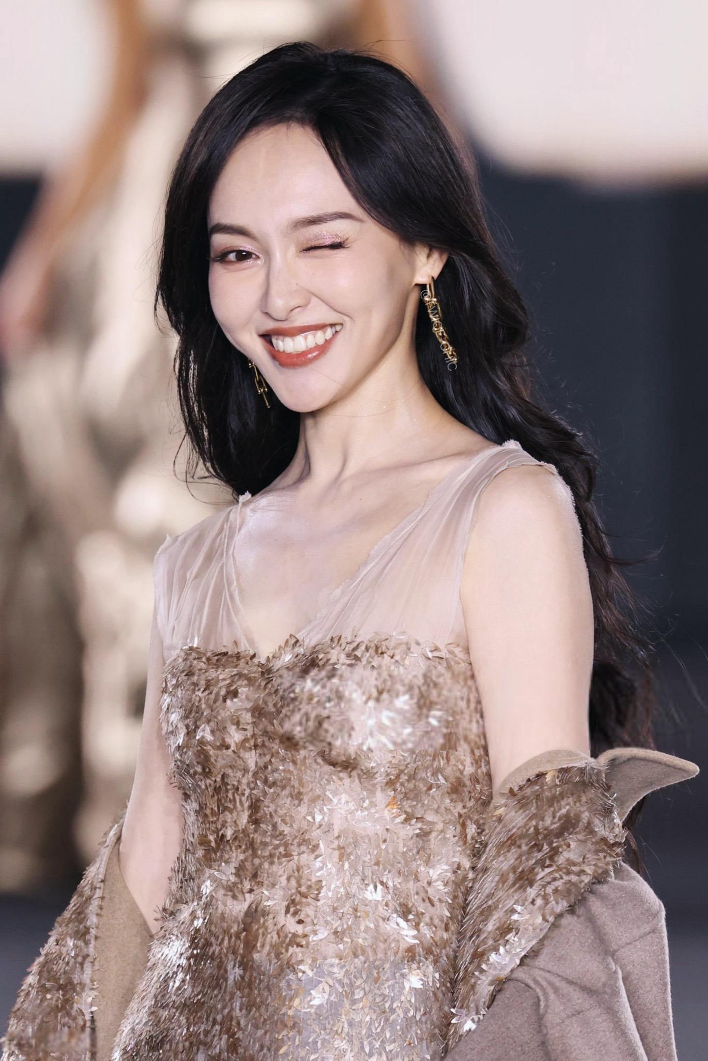 唐嫣亮相欧莱雅大秀，G社镜头下的走秀照。  以代言人身份亮相，身着Fe...