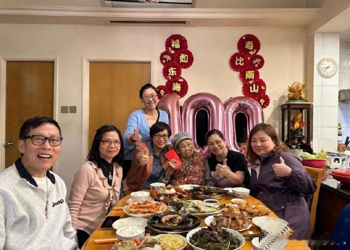 梅艳芳的母亲覃美金庆祝了100岁生日，但她唯一的儿子梅启明并未出席。两年前，两人