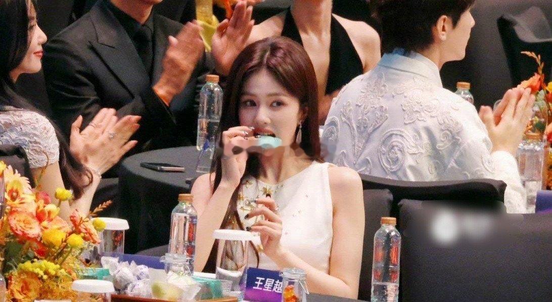 白鹿也太可爱了，活动现场偷偷在那儿吃饼干 