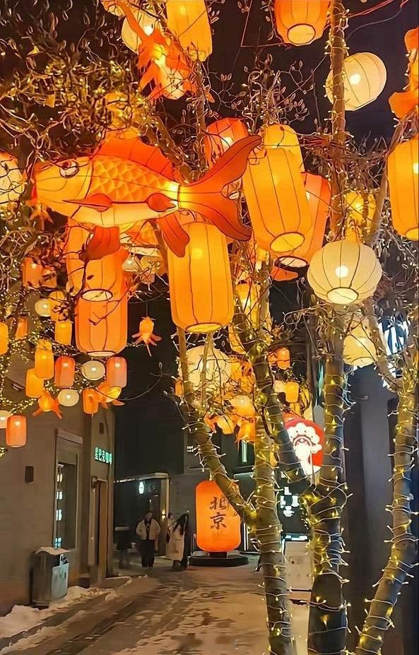 有网友问专家春节挂黄灯笼有啥寓意？豆包代替专家回答说：黄灯笼是祈福纳祥的好寓意呀