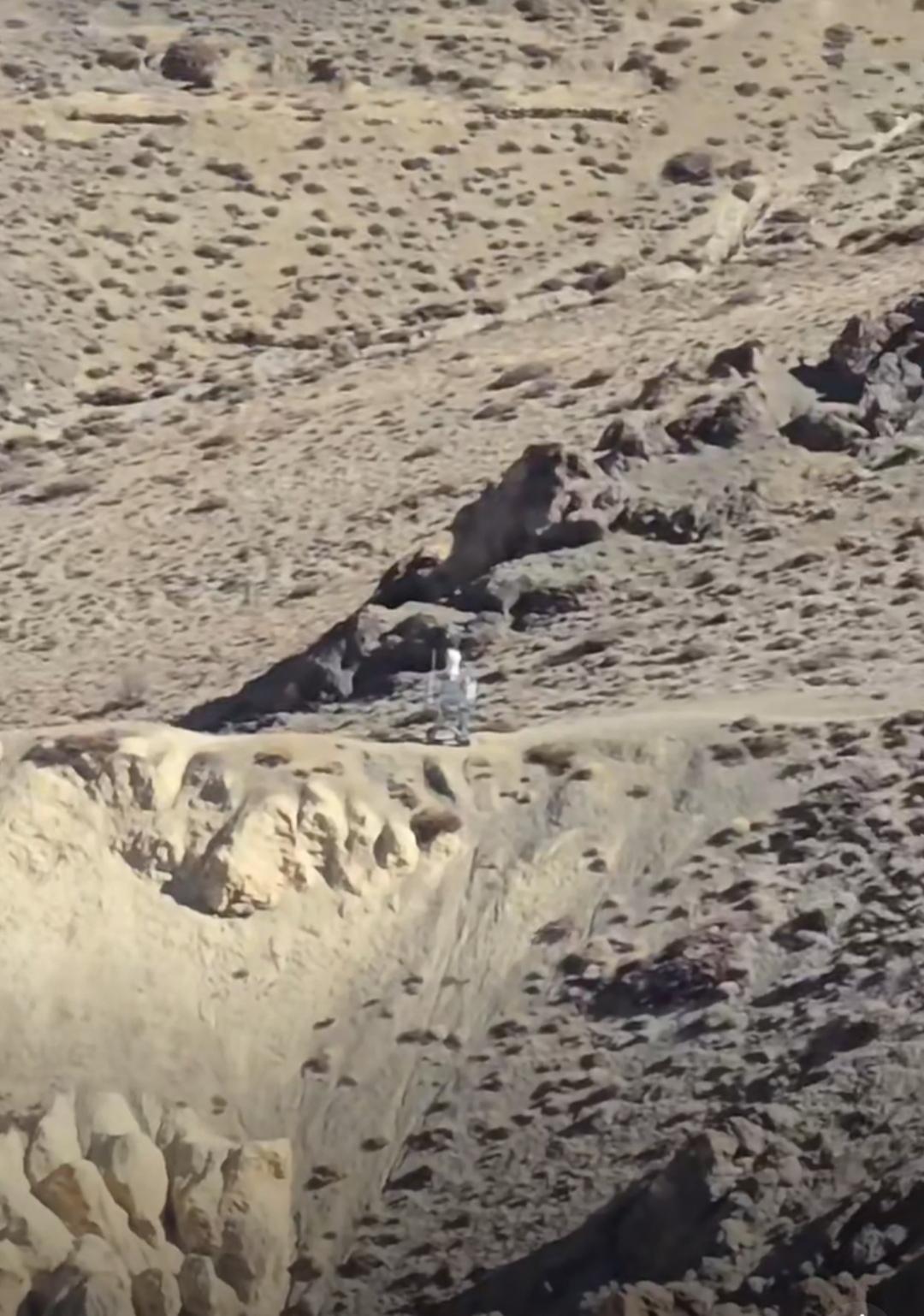 印度士兵在中印边境拍到中方一侧有机器人状设备在站岗。视频在印度社交媒体平台引发广