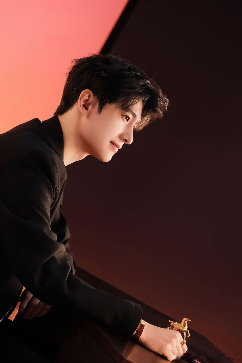 杨洋 顶级Alpha的苏感 时尚界超严厉daddy强势出招，杨洋背头加黑色西装造