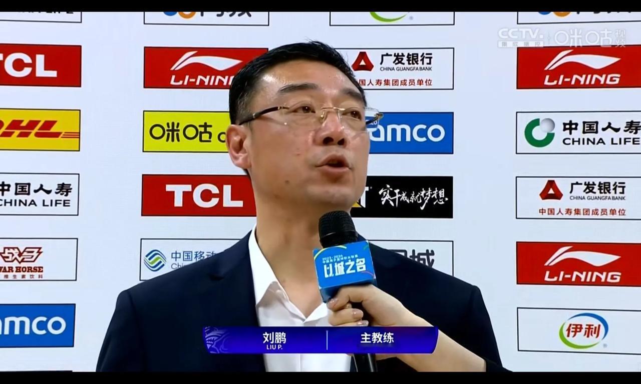 培根8秒违例，温亚德打得太菜，王哲林抢篮板都脱手，刘鹏直接就痴呆了吧？


广东