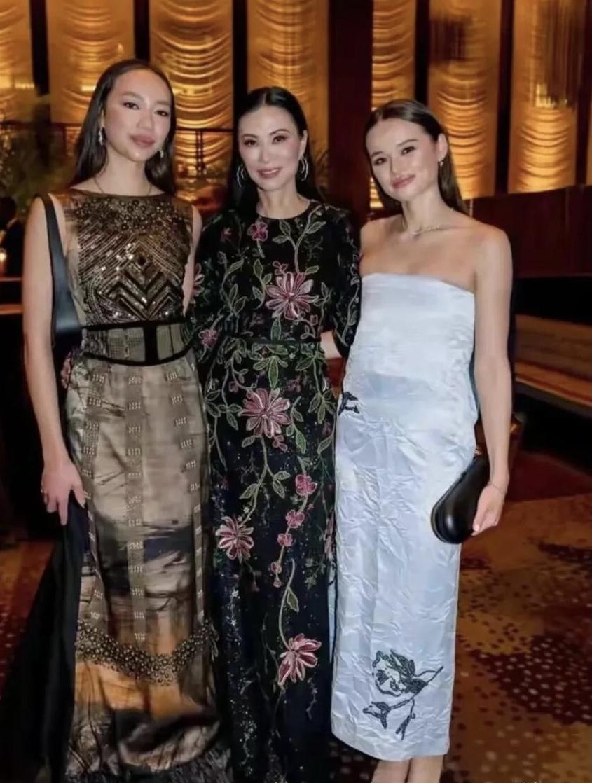 邓文迪还真是宝刀未老啊，57岁了气场竟然比女儿们都强，她的颜值一般，身材一般，但