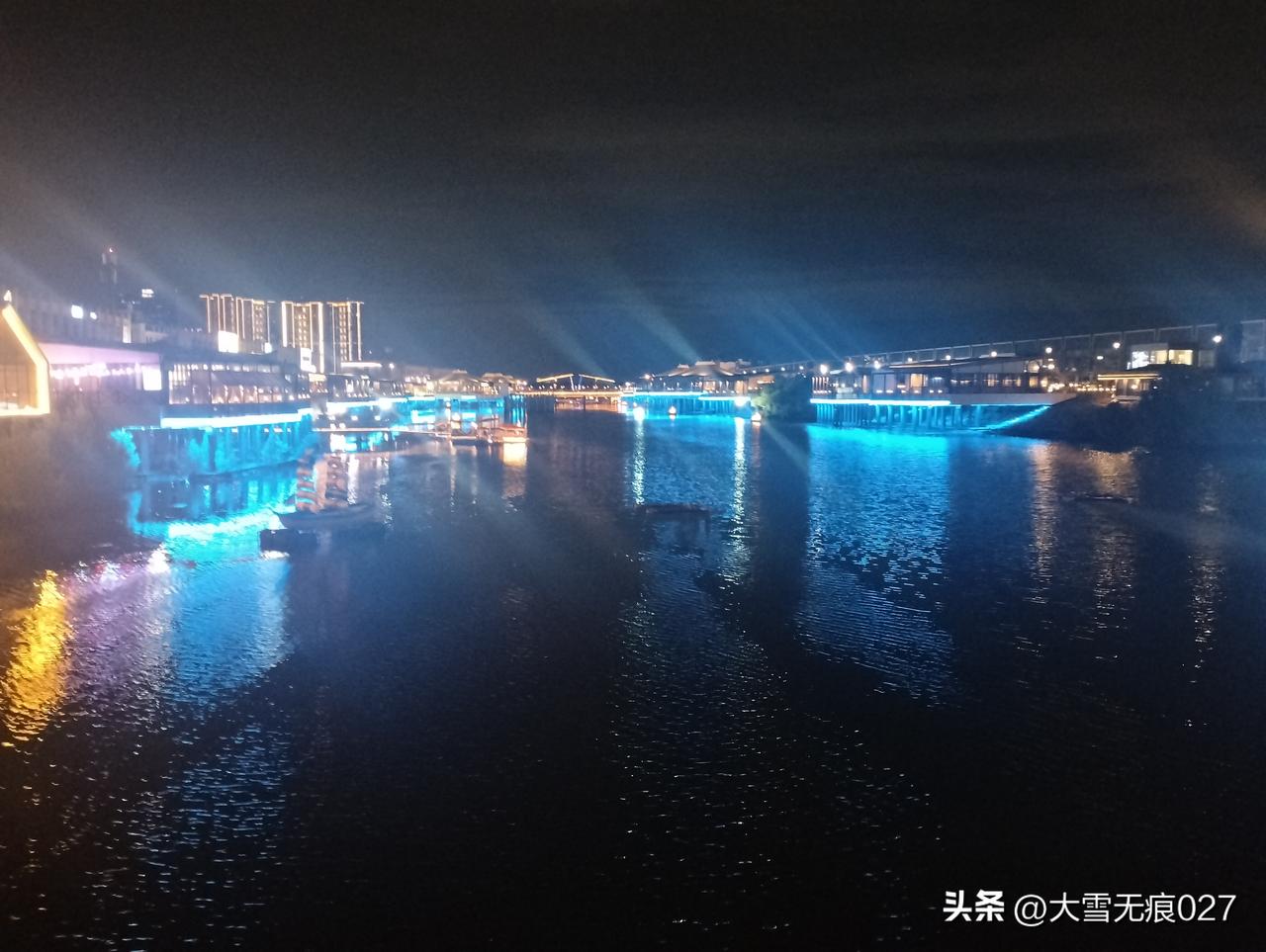 小时候总觉得，农村的日子慢得让人着急。
盼着长大，盼着离开，盼着去大城市里风风火