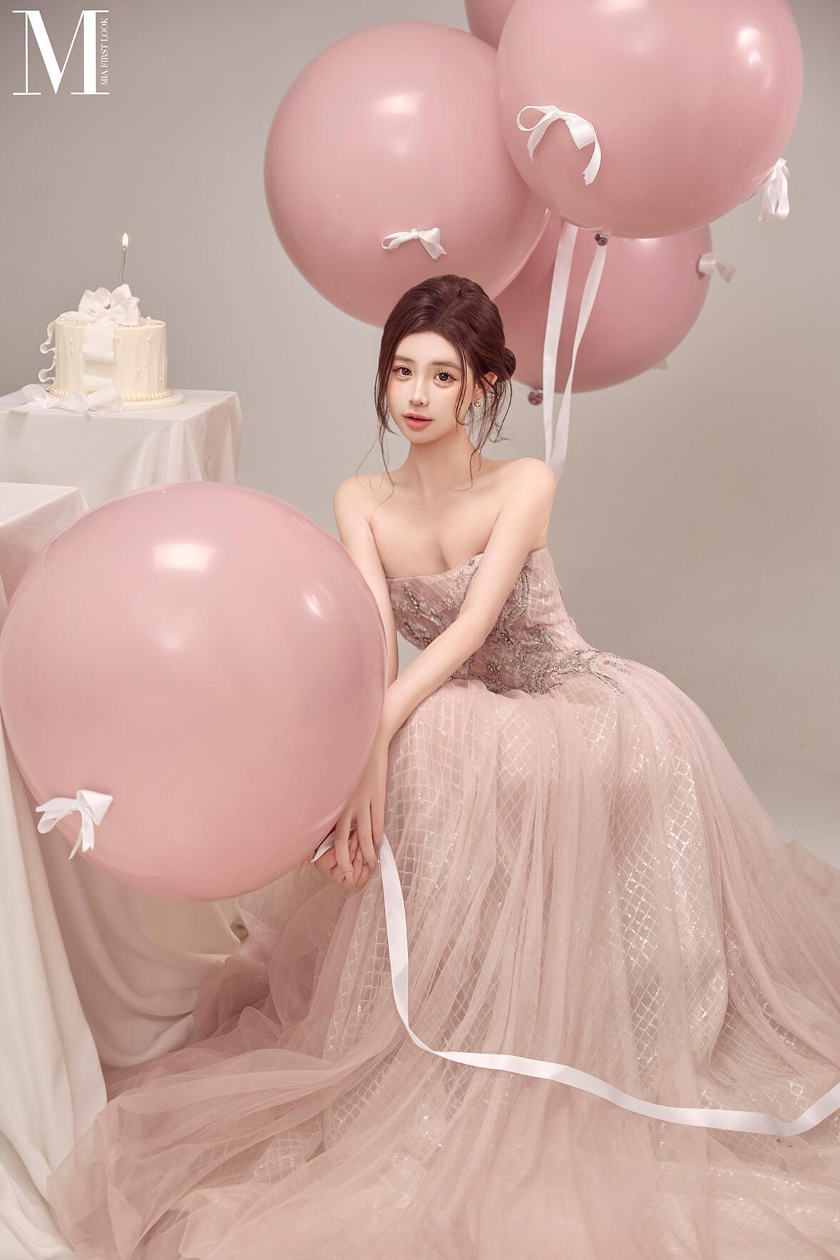 柔粉裙摆裹着细碎星光，
气球系着甜意漫进镜头里。
每一帧都是少女心事的温柔具象，