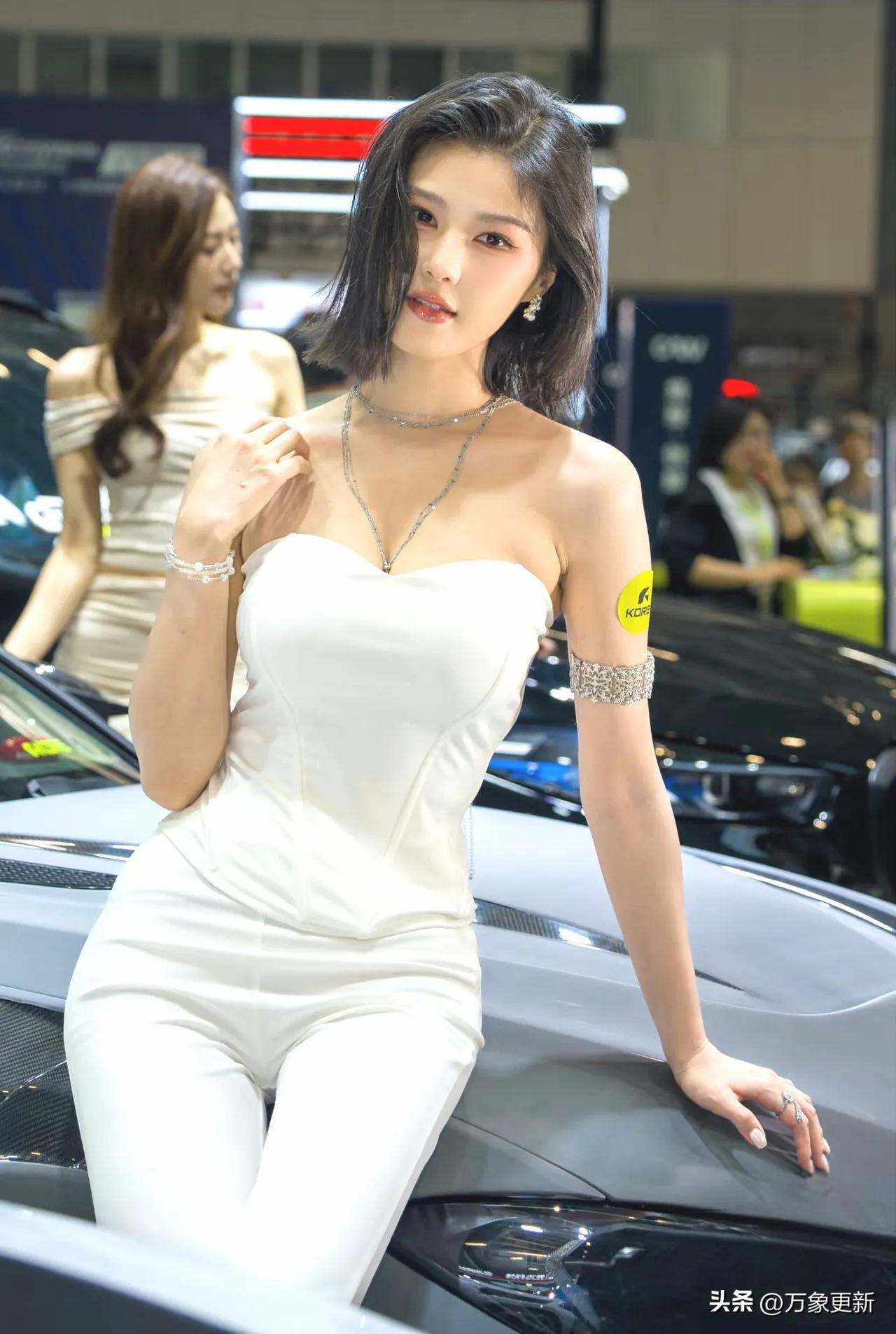 优雅车模与豪车相映成趣，尽显时尚魅力！💃🚗✨