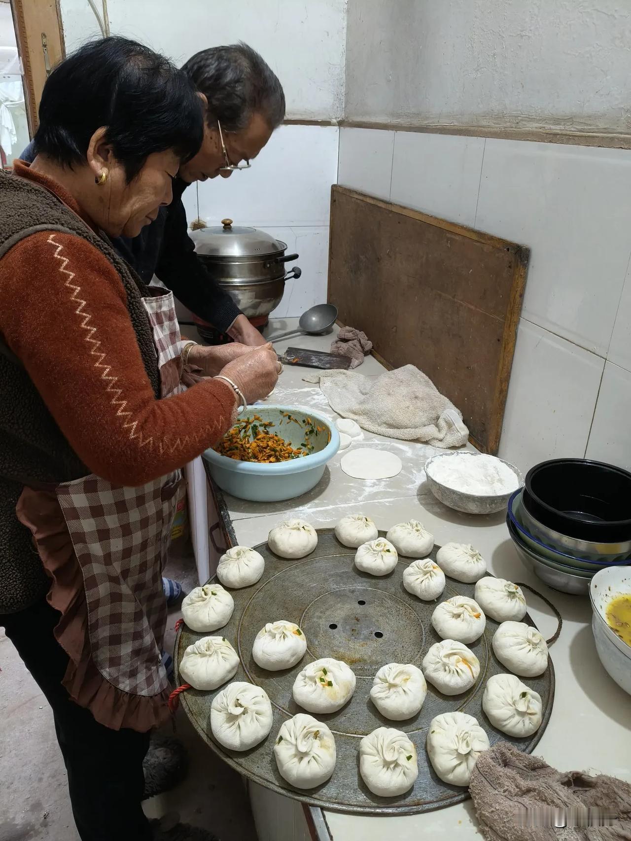 父母给我们做饭。我爸擀皮，我妈包包子。我弟想吃蒜苗花卷，我想吃茄子包子，南瓜包子